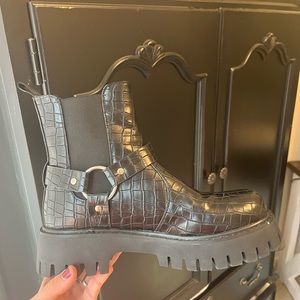 koi platform black boots with accent